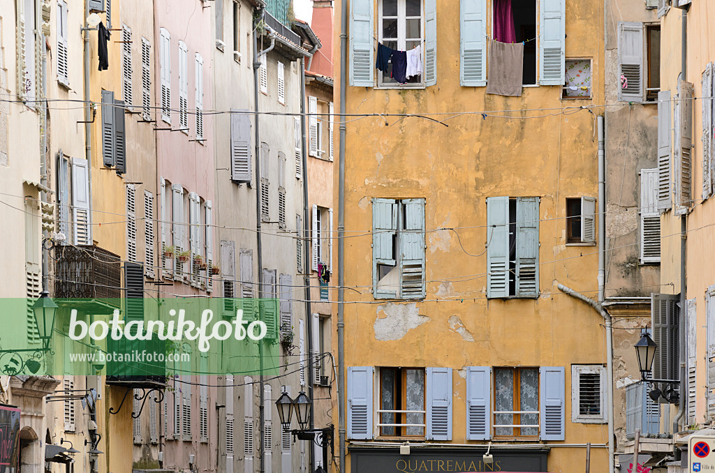 569025 - Old town houses, Grasse, France