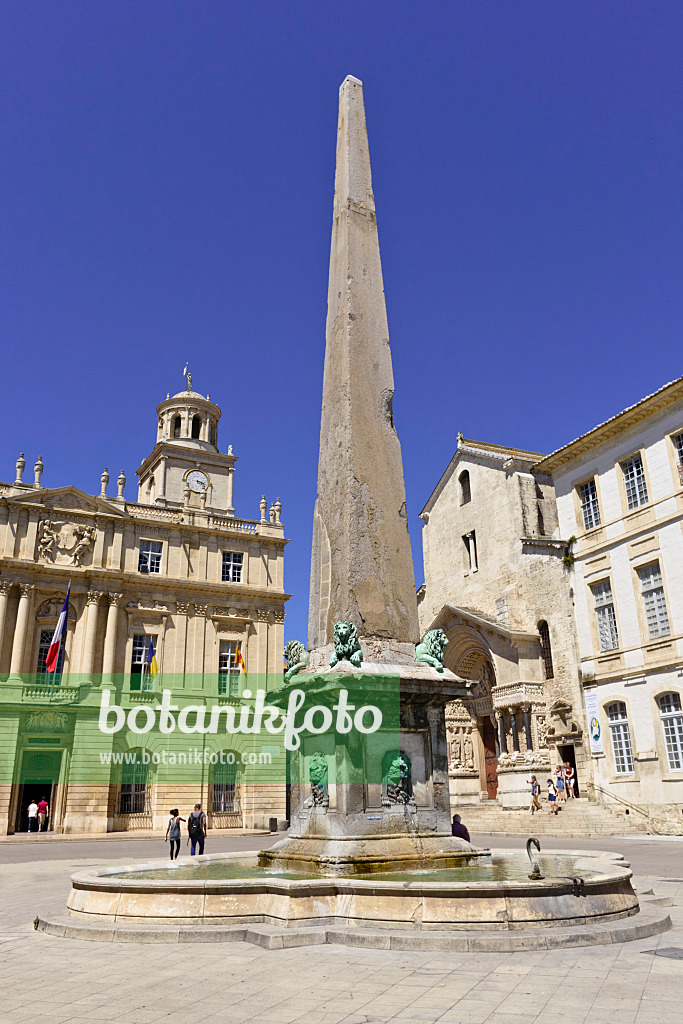 557229 - Place de la République and obelisk, Arles, Provence, France