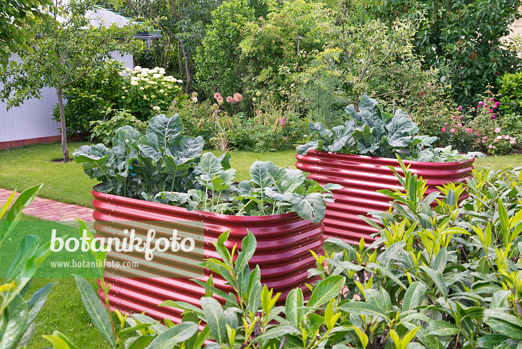 572115 - Raised bed made of corrugated metal sheet