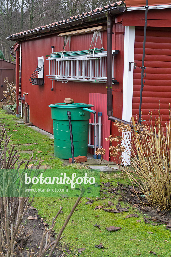 540005 - Red garden house with rain barrel and ladder