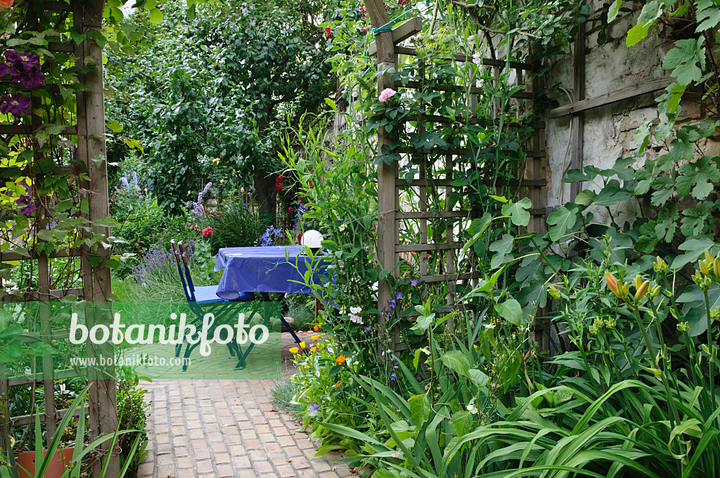 473267 - Seating area in a backyard garden