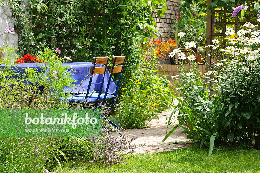 474373 - Seating area in a backyard garden