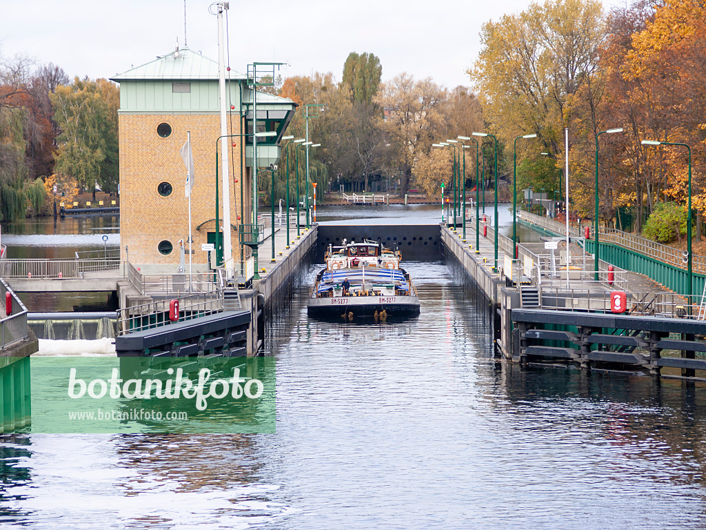 525463 - Spandau lock with transport ship, Berlin, Germany