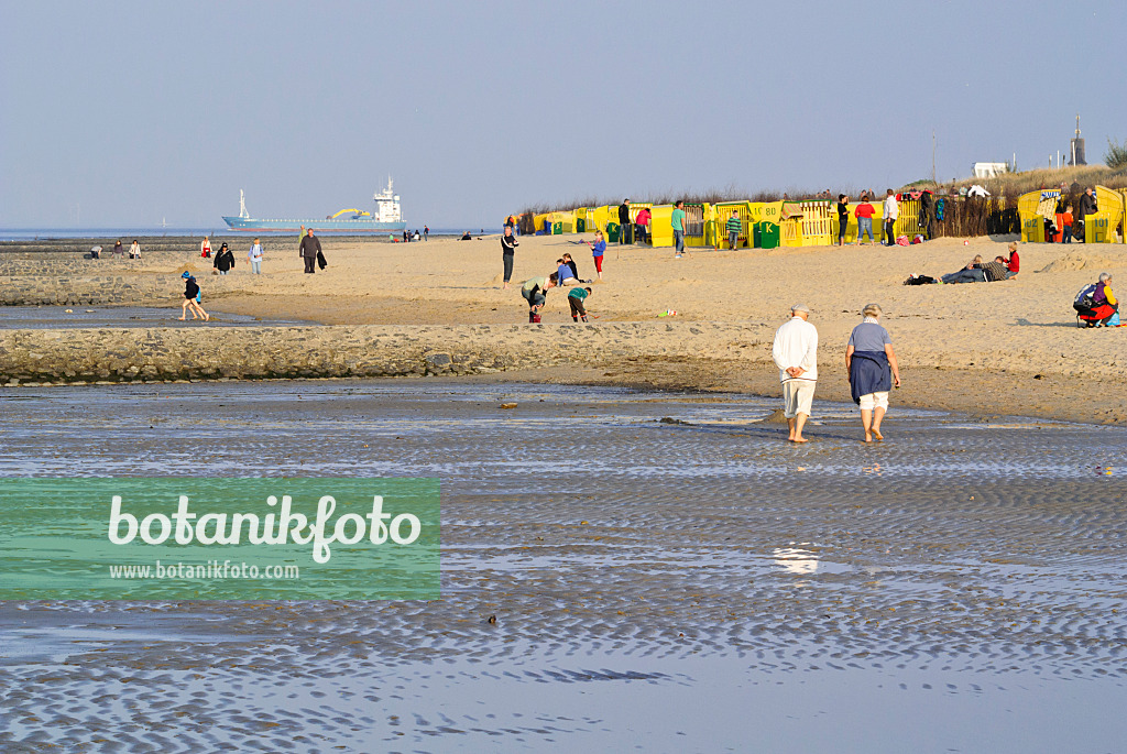 525101 - Tourists on the beach, Cuxhaven, Germany