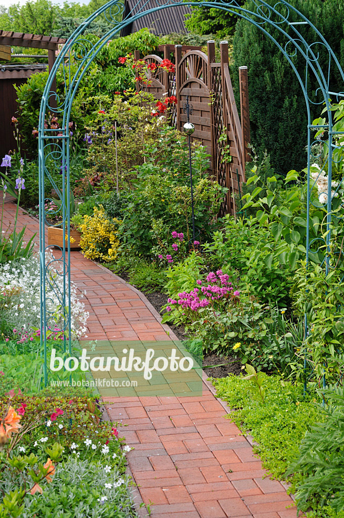 484345 - Trellis in an allotment garden