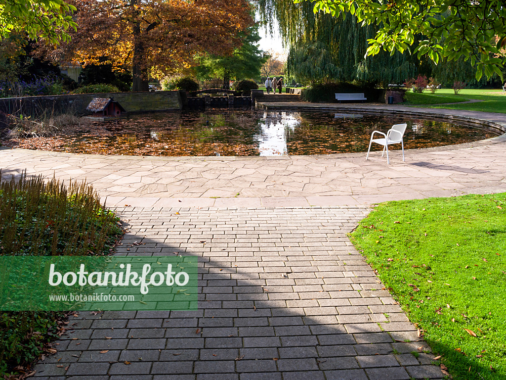 465184 - Water garden, Stadtpark, Hanover, Germany