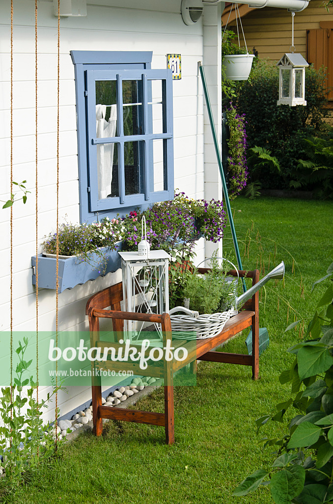 534282 - Abri de jardin blanc avec un banc