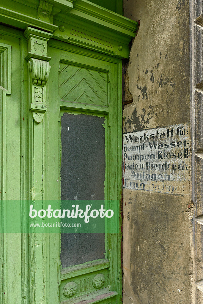 559058 - Entrée de maison avec une porte d'entrée verte de la période wilhelminienne et une vieille publicité sur le mur de la maison, Görlitz, Allemagne