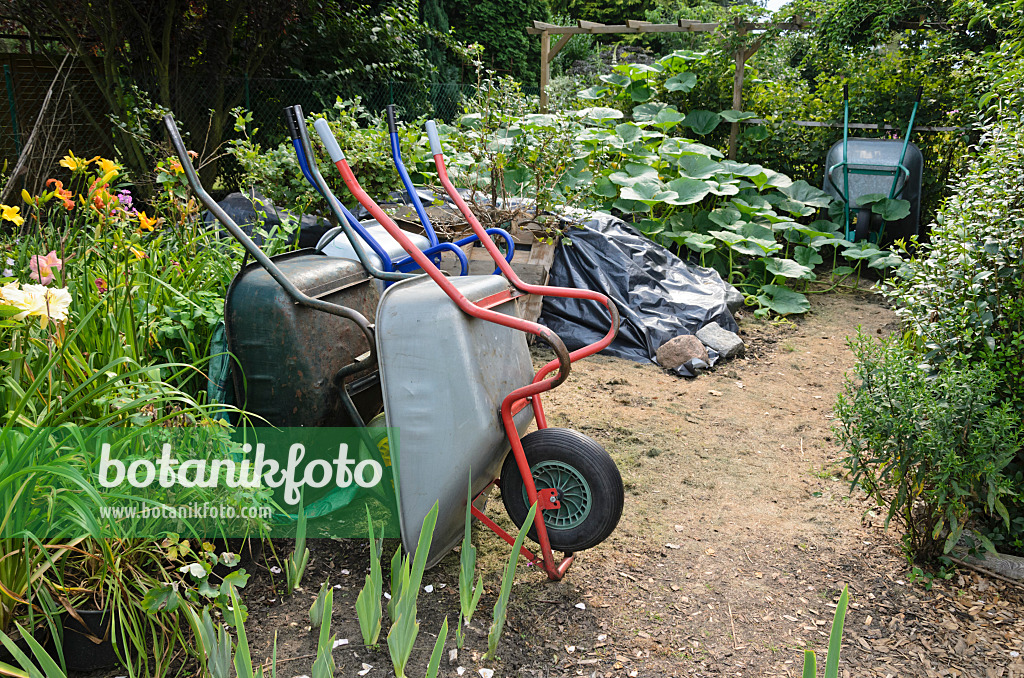 534514 - Lieu de travail dans un jardin avec des brouettes