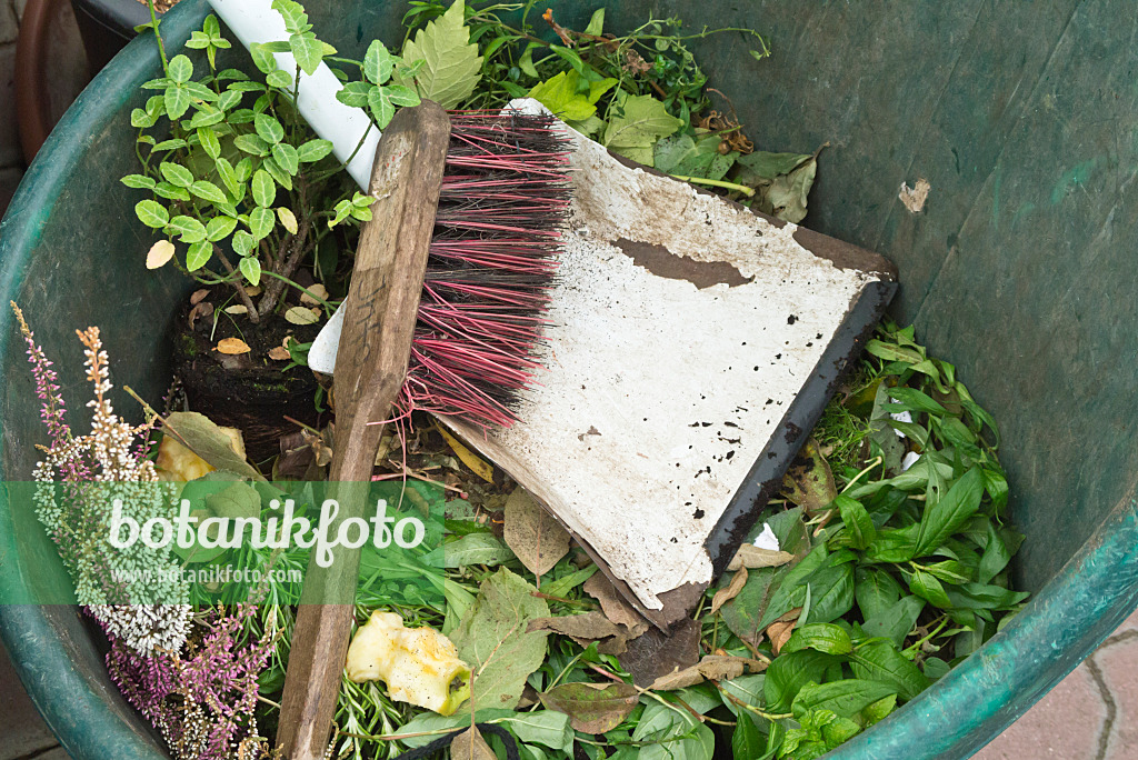 561096 - Seau avec des déchets du jardin