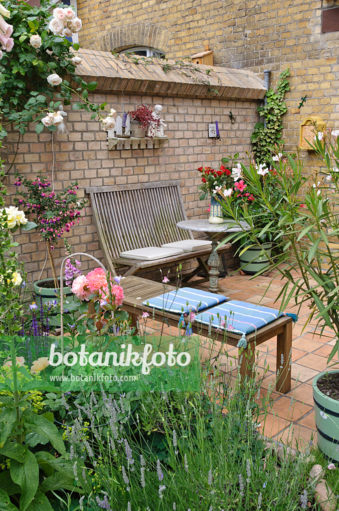 473247 - Terrasse d'un jardin de ville avec salon de jardin