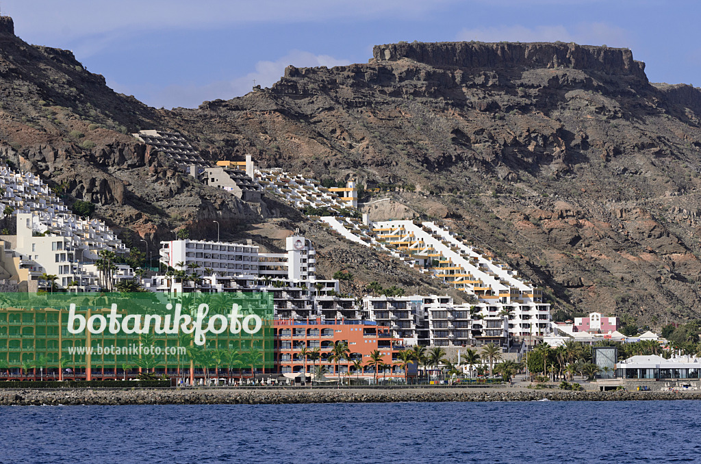 564109 - Versant d'une montagne avec des hôtels et des villages de vacances, Taurito, Gran Canaria, Espagne