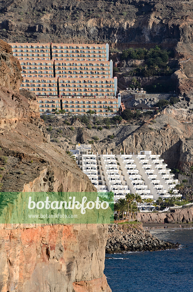 564126 - Versant d'une montagne avec des hôtels et des villages de vacances, Taurito, Gran Canaria, Espagne