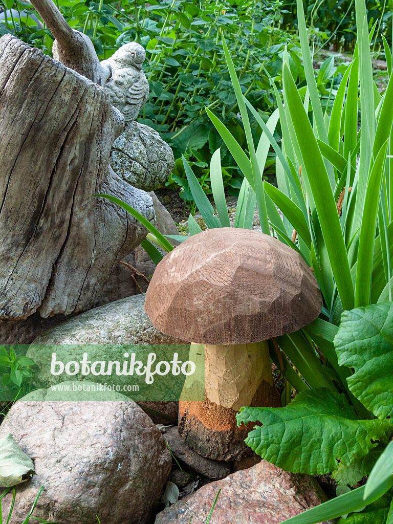 Image Large carved wood mushroom in a decorative garden 402016