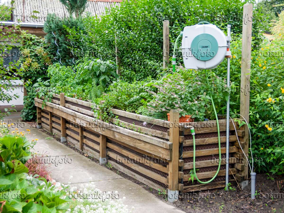 Image Raised bed with water hose and hose reel - 524219 - Images of Plants  and Gardens - botanikfoto