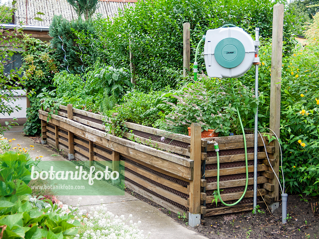 Image Raised bed with water hose and hose reel - 524219 - Images of Plants  and Gardens - botanikfoto