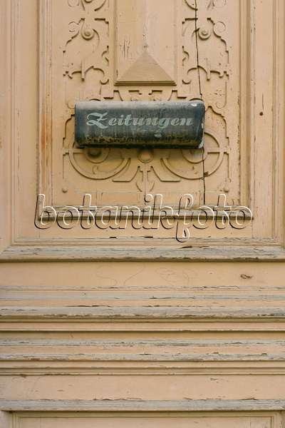 559066 - Alte geschnitzte Haustür mit Briefkasten für Zeitungen, Görlitz, Deutschland