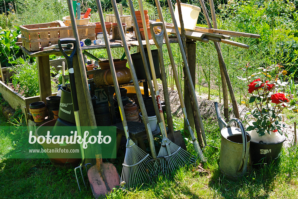 500212 - Arbeitstisch im Garten mit Gartengeräten