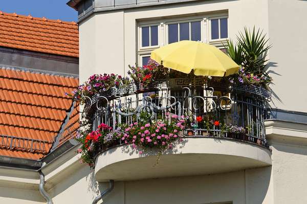 476143 - Balkon mit Sonnenschirm