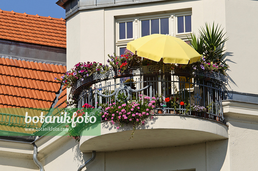 476143 - Balkon mit Sonnenschirm