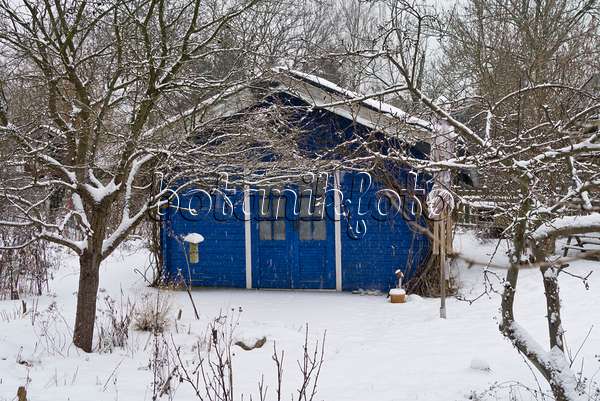 529001 - Blaue Gartenlaube in einem winterlichen Kleingarten