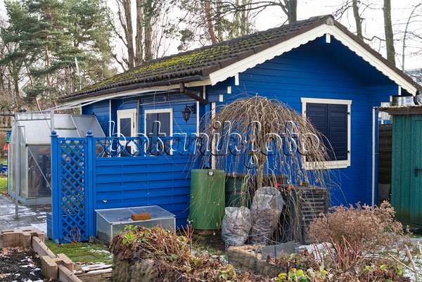 529070 - Blaue Gartenlaube in einem winterlichen Kleingarten