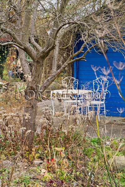539001 - Blaue Gartenlaube in einem winterlichen Kleingarten