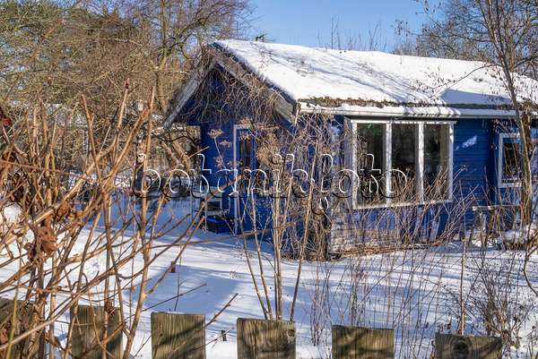 625025 - Blaue Gartenlaube in einem winterlichen Kleingarten