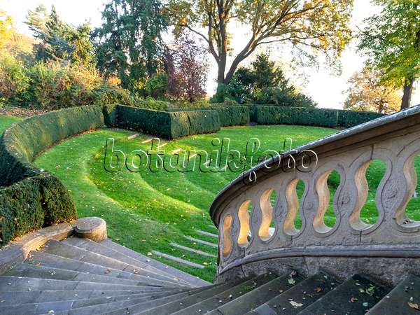 465296 - Breite gewundene Steintreppe mit Steingeländer und gepflegtem Rasen, Römischer Garten, Hamburg, Deutschland