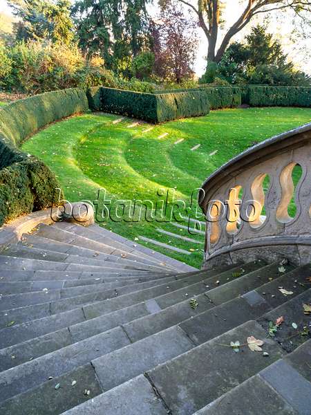 465297 - Breite gewundene Steintreppe mit Steingeländer und gepflegtem Rasen, Römischer Garten, Hamburg, Deutschland