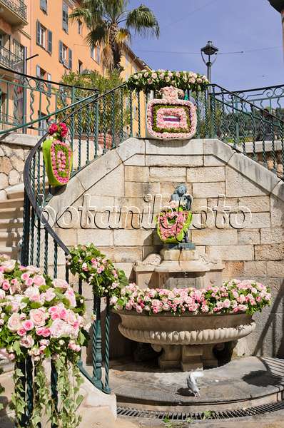 533017 - Brunnen mit Kränzen aus Rosenblüten, Grasse, Frankreich