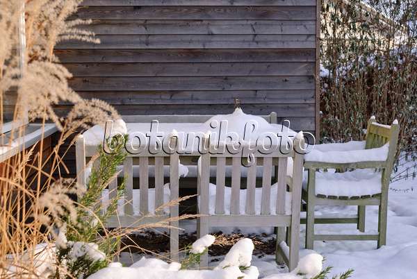 483026 - Gartentisch und Gartenstühle auf einer Terrasse im Schnee
