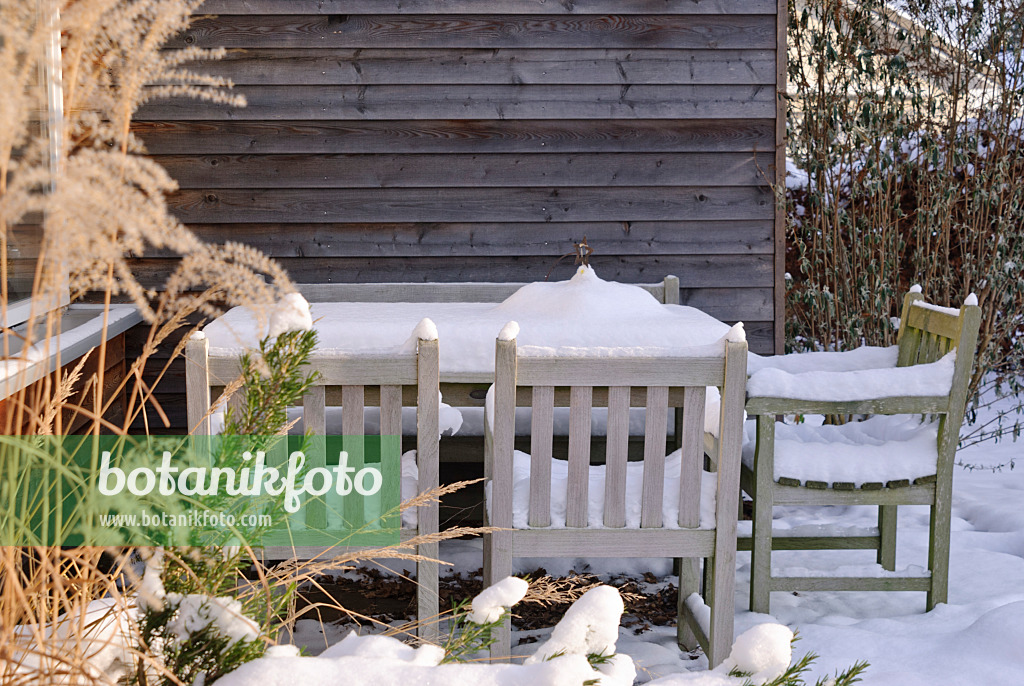 483026 - Gartentisch und Gartenstühle auf einer Terrasse im Schnee