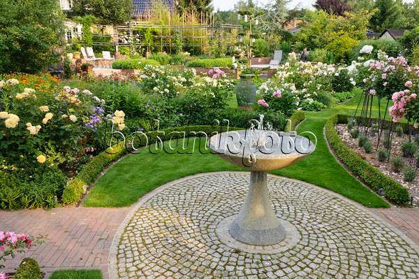 474071 - Granitbrunnen in einem Rosengarten