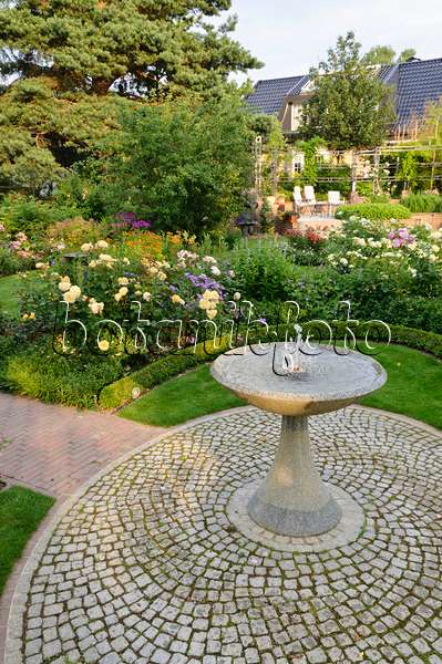474072 - Granitbrunnen in einem Rosengarten