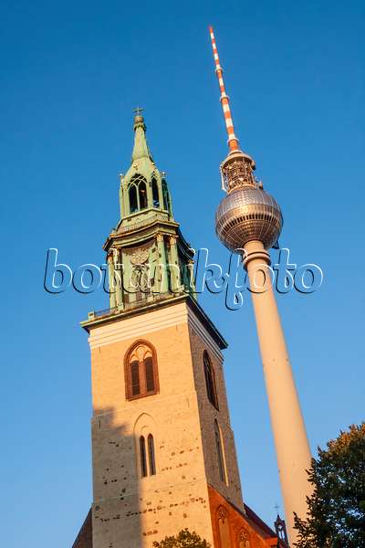 452242 - Marienkirche und Fernsehturm, Alexanderplatz, Berlin, Deutschland