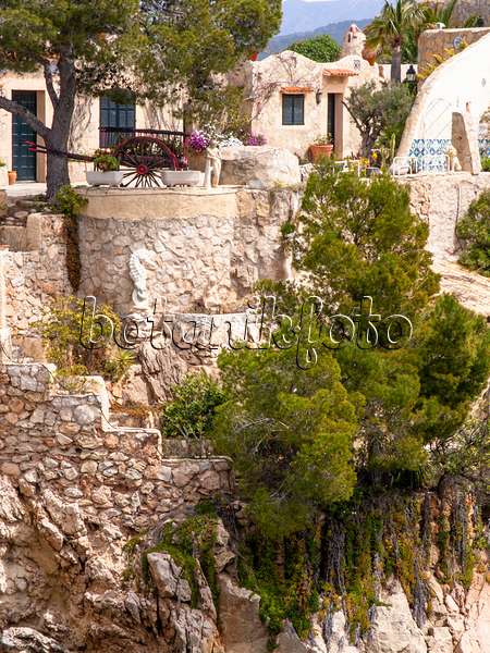 424060 - Mediterraner Garten mit terrassenförmigen Felssteinmauern und weißen Häusern, Mallorca, Spanien