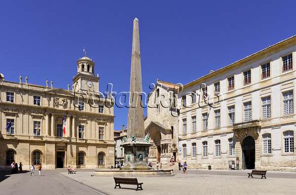 557228 - Place de la République und Obelisk, Arles, Provence, Frankreich