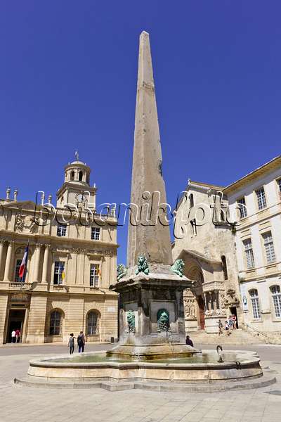 557229 - Place de la République und Obelisk, Arles, Provence, Frankreich