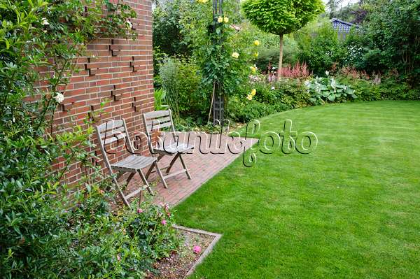 474052 - Rasenfläche mit Gartenstühlen
