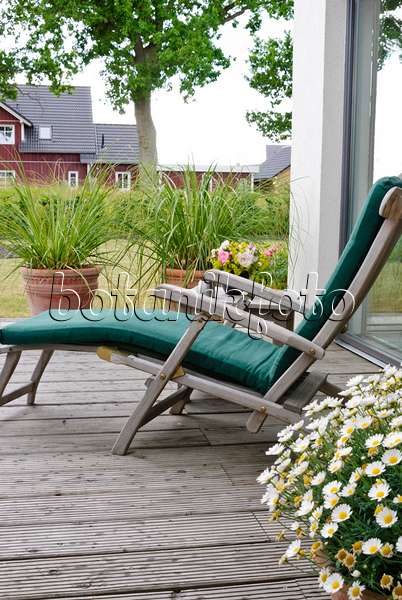 500184 - Terrasse mit Liegestuhl und Pflanzkübeln
