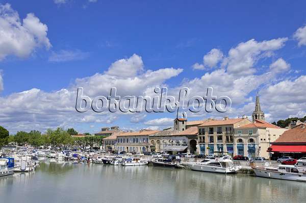 557149 - Yachthafen, Beaucaire, Frankreich