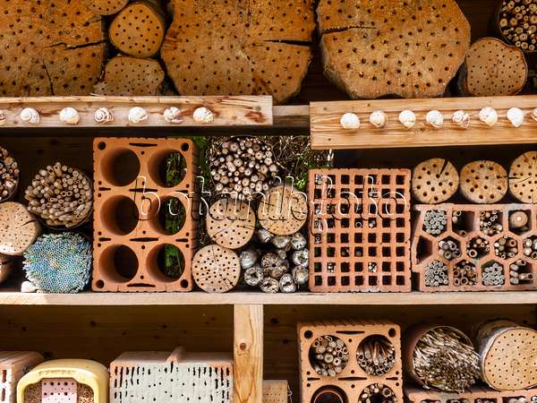 439202 - Aide à la nidification pour les abeilles et autres insectes avec des briques perforées, des troncs d'arbres et des branches dans un support en bois