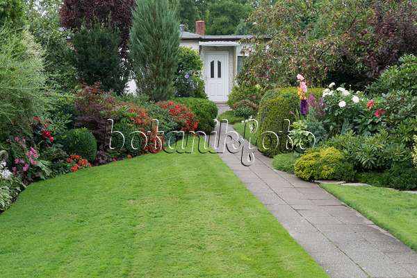 548103 - Allotment garden with garden house