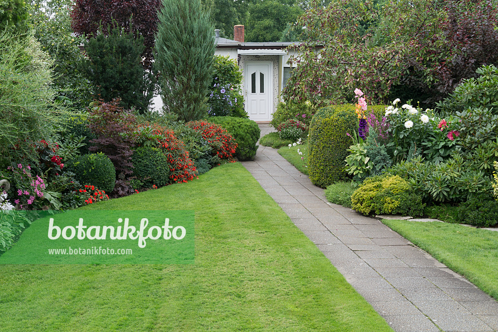 548103 - Allotment garden with garden house