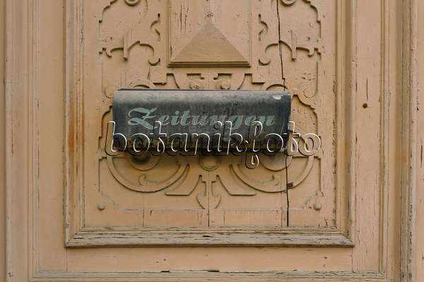 559065 - Ancienne porte d'entrée sculptée avec boîte aux lettres pour les journaux, Görlitz, Allemagne