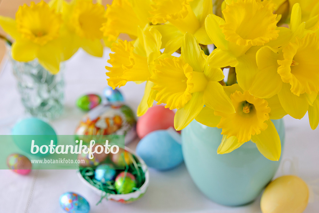 465092 - Bouquet avec jonquilles et œufs en chocolat