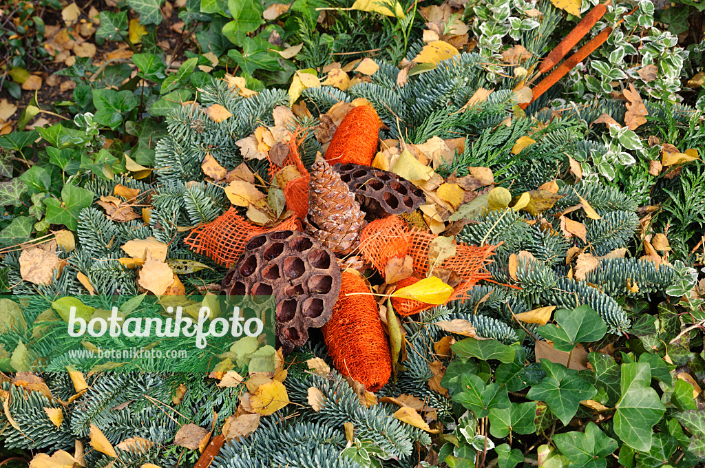 466032 - Bouquet funéraire de branches de sapin et de parties de plantes colorées