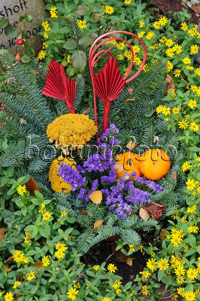 466043 - Bouquet funéraire de branches de sapin et de parties de plantes colorées