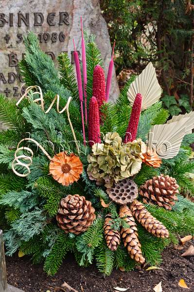 466061 - Bouquet funéraire de branches de sapin, de cônes et de parties de plantes colorées